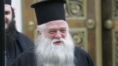 Άγιοι Ισίδωροι: «Κατάφωρη αδικία» η απομάκρυνση του παπα-Δημήτρη, λέει ο Αμβρόσιος