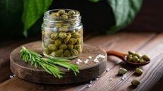 Κάππαρη: Ο Δ. Παπαζυμούρης μάς εξηγεί πώς τη χρησιμοποιούμε και με ποια υλικά ταιριάζει (+συνταγές)