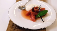 Κυδώνια στον φούρνο με κρέμα γιαουρτιού, από τον Στέλιο Παρλιάρο (ΒΙΝΤΕΟ)