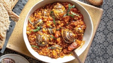 Σαλιγκάρια σύβραση με σύγλινο και ξινό τραχανά στο ζουμί τους