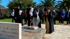 Ο Αρχιεπίσκοπος Κρήτης Ευγένιος γονατίζει στον τάφο του Καζαντζάκη – Δείτε φωτογραφίες