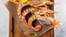 Ψητές γαρίδες με σάλτσα pico de gallo από μάνγκο