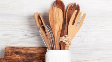 Ξύλινες κουτάλες: Πώς τις καθαρίζουμε αποτελεσματικά;