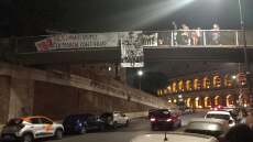 Ιταλία: Νεοφασιστική οργάνωση αναρτά φωτογραφία του Μουσολίνι σε γέφυρα κοντά στο Κολοσσαίο