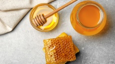 Γιατί κρυσταλλώνει το μέλι και τι πρέπει να κάνετε αν συμβεί;