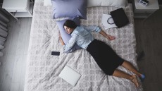 Πόσο πειράζει που ξαπλώνουμε στο κρεβάτι με τα ρούχα;