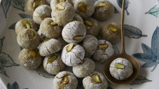 Κέρασμα με φιστίκι Αιγίνης από τον Στέλιο Παρλιάρο