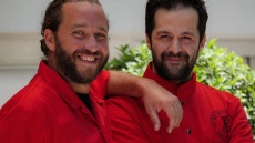 Ο Γιάννης και ο Βασίλης φτιάχνουν ελληνικό λικέρ με μαχλέπι