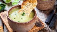 Πράσο: Ο Δ. Παπαζυμούρης μάς εξηγεί γιατί είναι το μυστικό υλικό νοστιμιάς στα πιάτα μας (+ συνταγές)