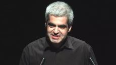 Βασίλης Παπαθεοδώρου: Το προφίλ του συγγραφέα που προφυλακίστηκε για παιδική πορνογραφία