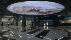 Reuters για μετρό Πειραιά: «Μετακινήσεις μέσα από την ιστορία - Το ελληνικό ψηφιδωτό κοσμεί ένα νέο σταθμό μετρό»