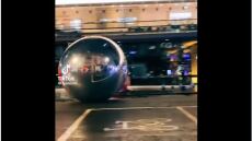 Λονδίνο: Γιγάντιες ασημένιες μπάλες κυλούν... εκτός ελέγχου σε δρόμο - Δείτε βίντεο