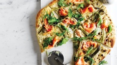 Πίτσα με λευκή σάλτσα, καπνιστό σολομό και φρέσκο κρεμμυδάκι