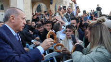 Προεκλογικό show από Ερντογάν - Μοίρασε... κουλούρια στην πλατεία Ταξίμ