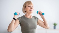 Επτά τρόποι να χτίσετε γερά οστά και να προλάβετε την οστεοπόρωση