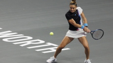  H Σάκκαρη προτείνει Σαντορίνη για διακοπές και παστίτσιο για φαγητό στην Ελλάδα 