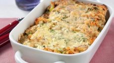 Η συνταγή της ημέρας: Λαζάνια με πράσα, φρέσκο και καπνιστό σολομό. Το μενού της εβδομάδας (7 έως 13/11)