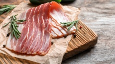 Πόσο κρατάει το μπέικον στο ψυγείο