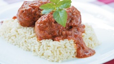 Σουτζουκάκια: 16 κλασικές και πιο ιδιαίτερες συνταγές για το Κυριακάτικο τραπέζι μας