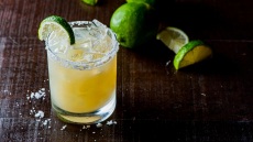 Πώς να φτιάξετε 5 κλασικά κοκτέιλ χωρίς αλκοόλ