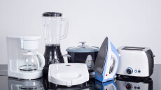 Κεφαλονιά: Συνταξιούχος επισκευάζει μικρές ηλεκτρικές συσκευές και τις χαρίζει σε όποιον τις χρειάζεται