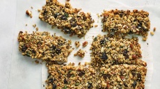 Μπάρες ενέργειας µε γκρανόλα και ξηρούς καρπούς