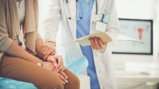 Πρόγραμμα «Προλαμβάνω»: Πάνω από 65.000 γυναίκες με ευρήματα στους προληπτικούς ελέγχους για τον καρκίνο του μαστού
