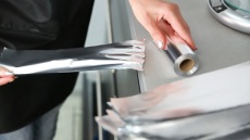 Το απίστευτο κόλπο για να ξετυλίξετε το αλουμινόχαρτο