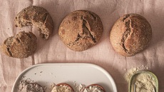 Φτιάχνουμε 8 ιδιαίτερα ψωμιά με σκόρδο, ελιές, τυρί, κρεμμύδι και μπαχαρικά