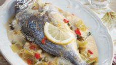 Τσιπούρα με σέλινο αυγολέμονο