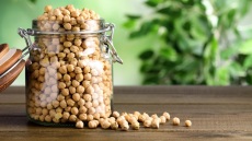 Ρεβίθι: Η Γιάννα Μπαλαφούτη μάς προτείνει 5 προϊόντα με εναλλακτική πρωτεΐνη