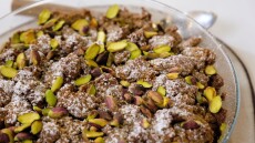 Μηλόπιτα με κραμπλ φιστικιού Αιγίνης από τον Στέλιο Παρλιάρο (ΒΙΝΤΕΟ)