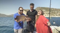 Fishy: Συναντά την Κατερίνα Ζαρίφη και ταξιδεύουν στην Αίγινα