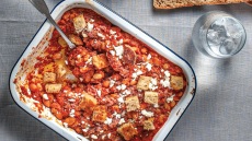 Φασόλια χάντρες με corned beef και τηγανητά ψωμάκια