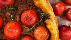 Αλμυρό κέικ με κιμά και ντοματίνια