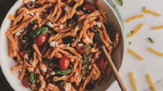 Εύκολη συνταγή για ζυμαρικά: Φτιάχνουμε πλεξούδες με ελιές και φέτα