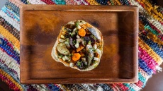 Φθινοπωρινή τοστάδα με παντζάρι, κουνουπίδι, αχλάδι και κίτρινο γκρέιπφρουτ