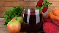 Φτιάχνουμε 4 φθινοπωρινούς χυμούς με φρούτα και λαχανικά εποχής