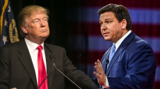 Ρον Ντε Σάντις: Ο νέος σταρ της αμερικανικής δεξιάς απειλεί τον «πληγωμένο» Τραμπ