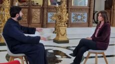 Μεγάλη Εικόνα: Η Νίκη Λυμπεράκη συναντά τον πατέρα Αντώνιο, δημιουργό της «Κιβωτού του Κόσμου»