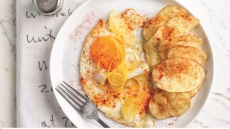 Αυγά μάτια με chips πατάτας στο πι και φι