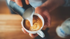 Πώς να φτιάξετε espresso macchiato στο σπίτι