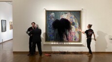 Αυστρία: Ακτιβιστές για το κλίμα πέταξαν μαύρο υγρό σε αριστούργημα του Κλιμτ - Βίντεο και φωτογραφίες