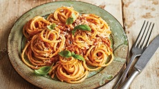 Σπαγγέτι με σάλτσα από σιγομαγειρεμένο κολοκύθι