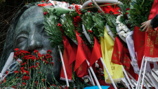 Αντιπροσωπεία του ΚΚΕ και της ΚΝΕ κατέθεσε στεφάνι στο Πολυτεχνείο: «Τα μηνύματά του παραμένουν ζωντανά»