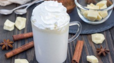 Λευκή ζεστή σοκολάτα ρόφημα έτοιμη σε 10’