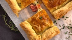 Ζαμπονοτυρόπιτα με αρωματική σάλτσα ντομάτας