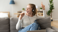 Έρευνα: Ένα δισεκατομμύριο νέοι κινδυνεύουν με απώλεια ακοής λόγω των ακουστικών και της δυνατής μουσικής