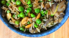 Γρήγορο stir fry με αρακά και ρύζι