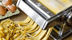 Φτιάχνουμε σπιτικά ζυμαρικά βήμα- βήμα